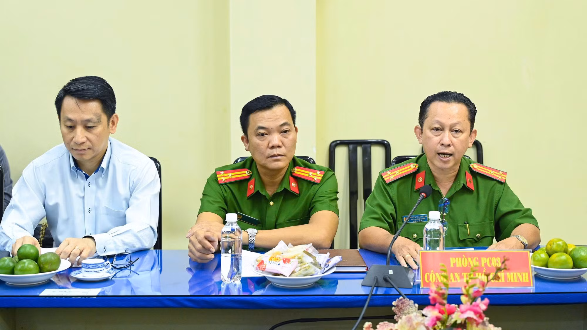 Thượng tá Nguyễn Thành Danh - Phó Trưởng Phòng CSĐT tội phạm về tham nhũng, kinh tế, buôn lậu và môi trường, trao đổi với độc giả.