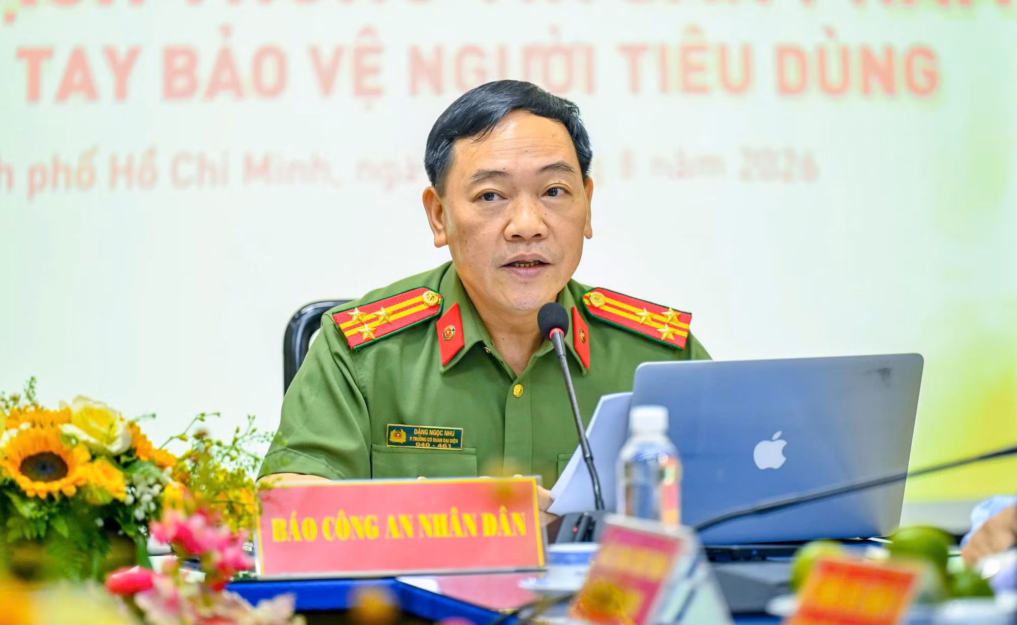 Thượng tá Đặng Ngọc Như, Phó trưởng Cơ quan đại diện Cục Truyền thông CAND, đại diện Báo CAND trao đổi tại tọa đàm.