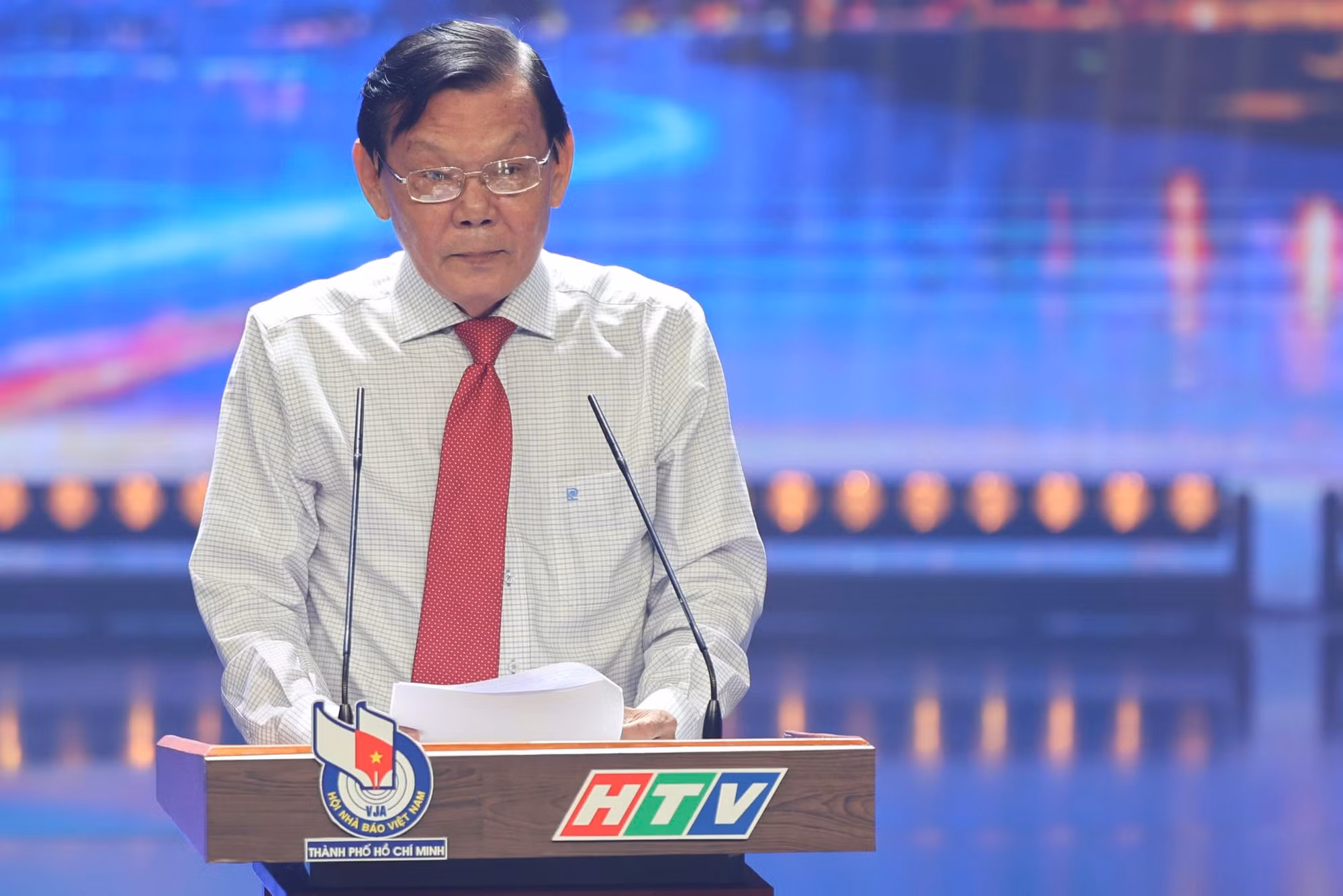 Chủ tịch Hội Nhà báo TP Hồ Chí Minh Nguyễn Tấn Phong phát biểu ôn lại kỷ niệm.