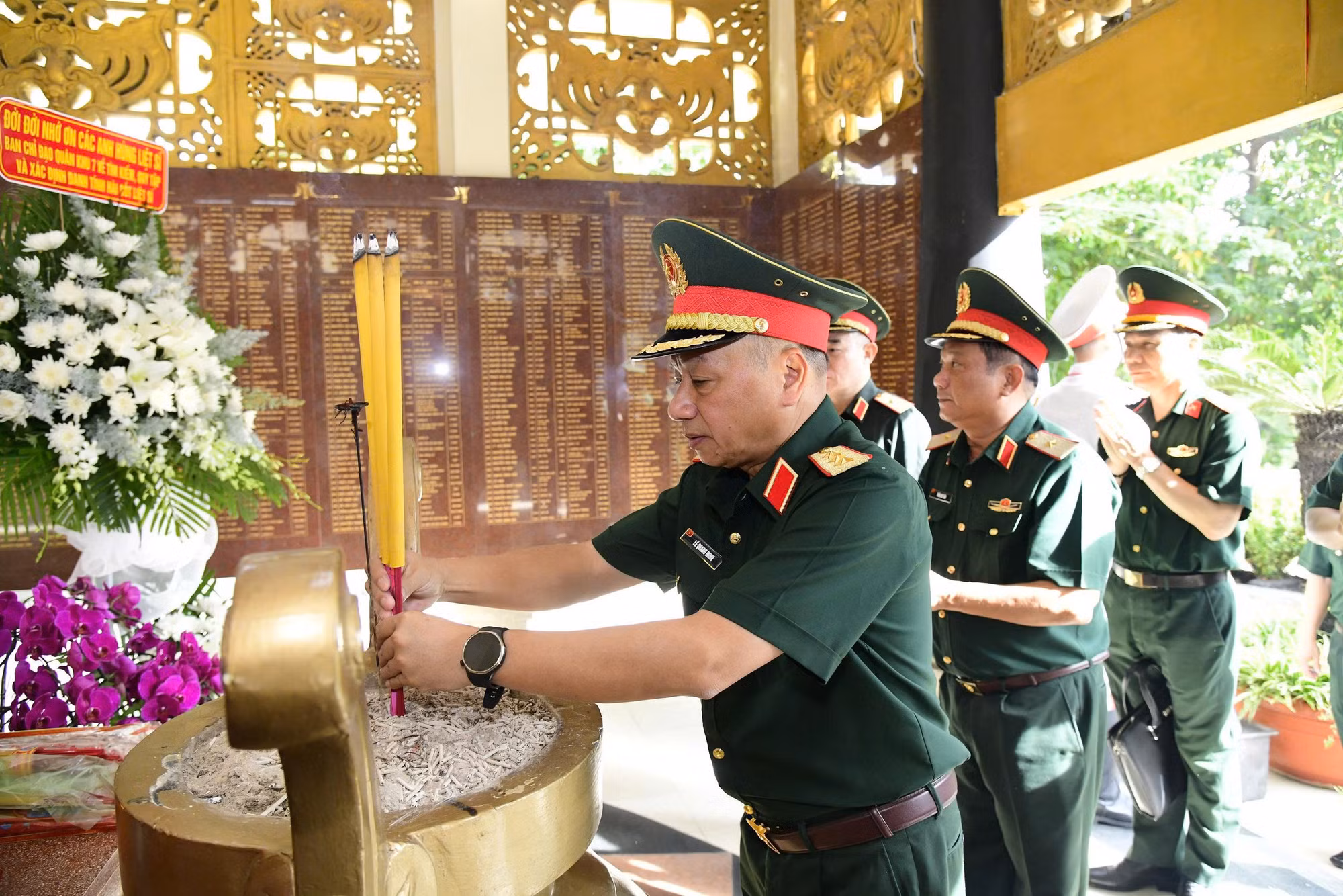 Thượng tướng Lê Quang Minh kiểm tra, động viên lực lượng tìm kiếm hài cốt liệt sĩ tại TP Hồ Chí Minh ảnh 3