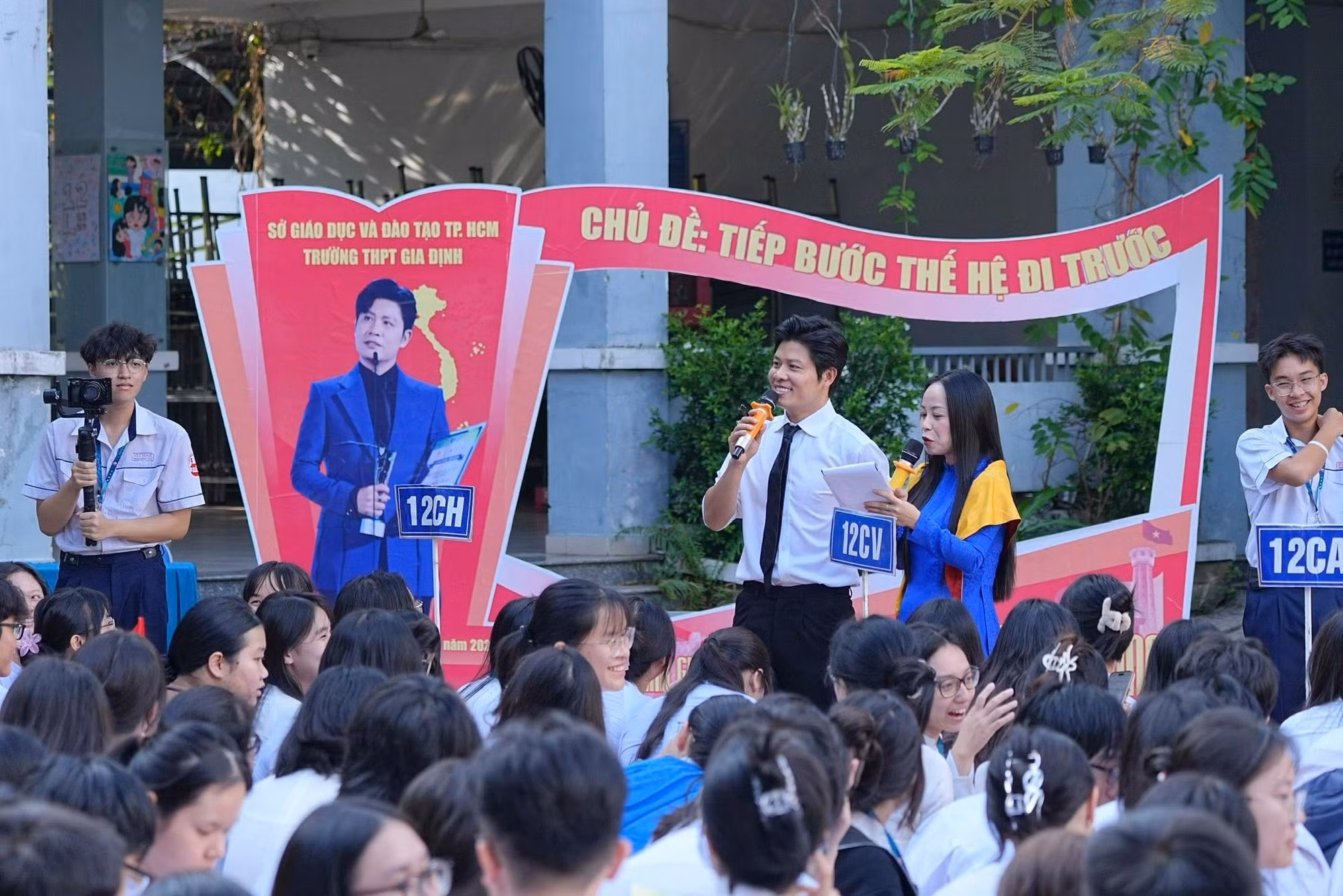 Nhạc sĩ Nguyễn Văn Chung trong một chương trình giao lưu với học sinh thành phố.