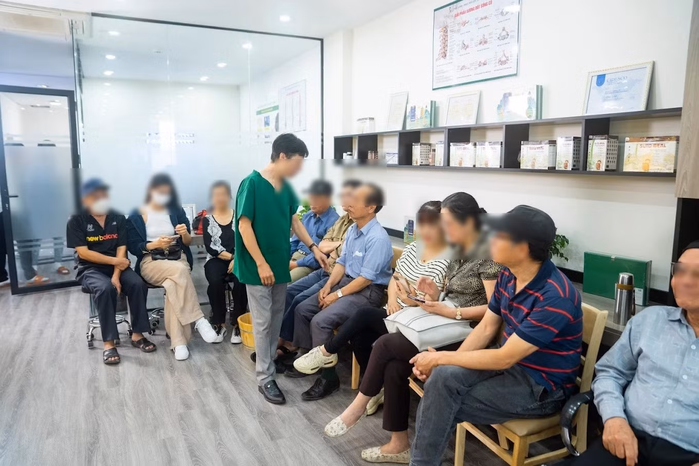 Hình ảnh trên trang website của Công ty TNHH Khớp Khỏe An Nhiên có khá đông khách hàng tới khám chữa bệnh.
