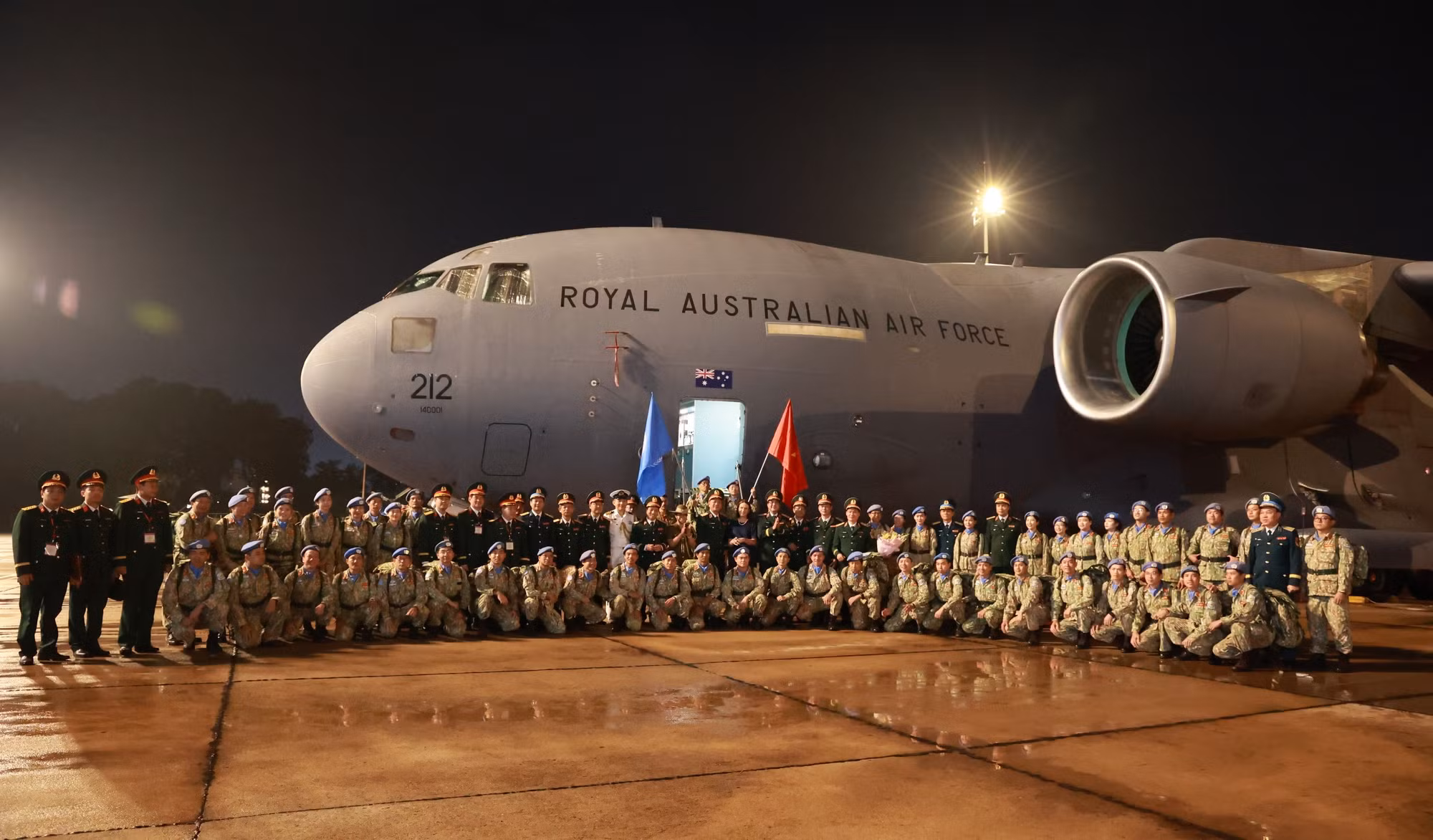 Lãnh đạo Bộ Quốc phòng, Tổng Lãnh sự Australia tại TP Hồ Chí Minh và các đại biểu chụp ảnh lưu niệm với cán bộ, chiến sĩ BVDC2.7.