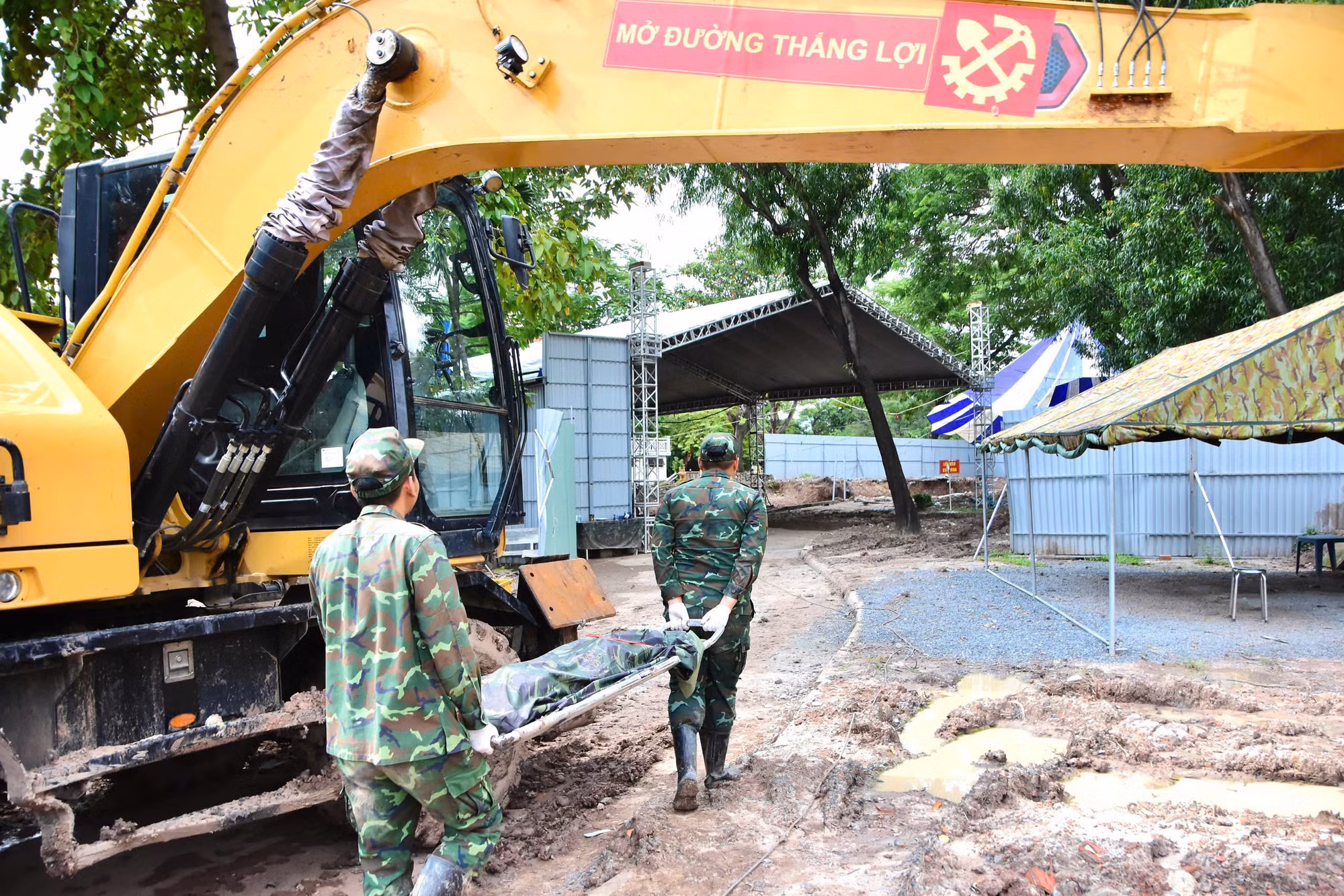 Khắc phục điều kiện thời tiết mưa gió để tìm kiếm hài cốt liệt sĩ ảnh 3