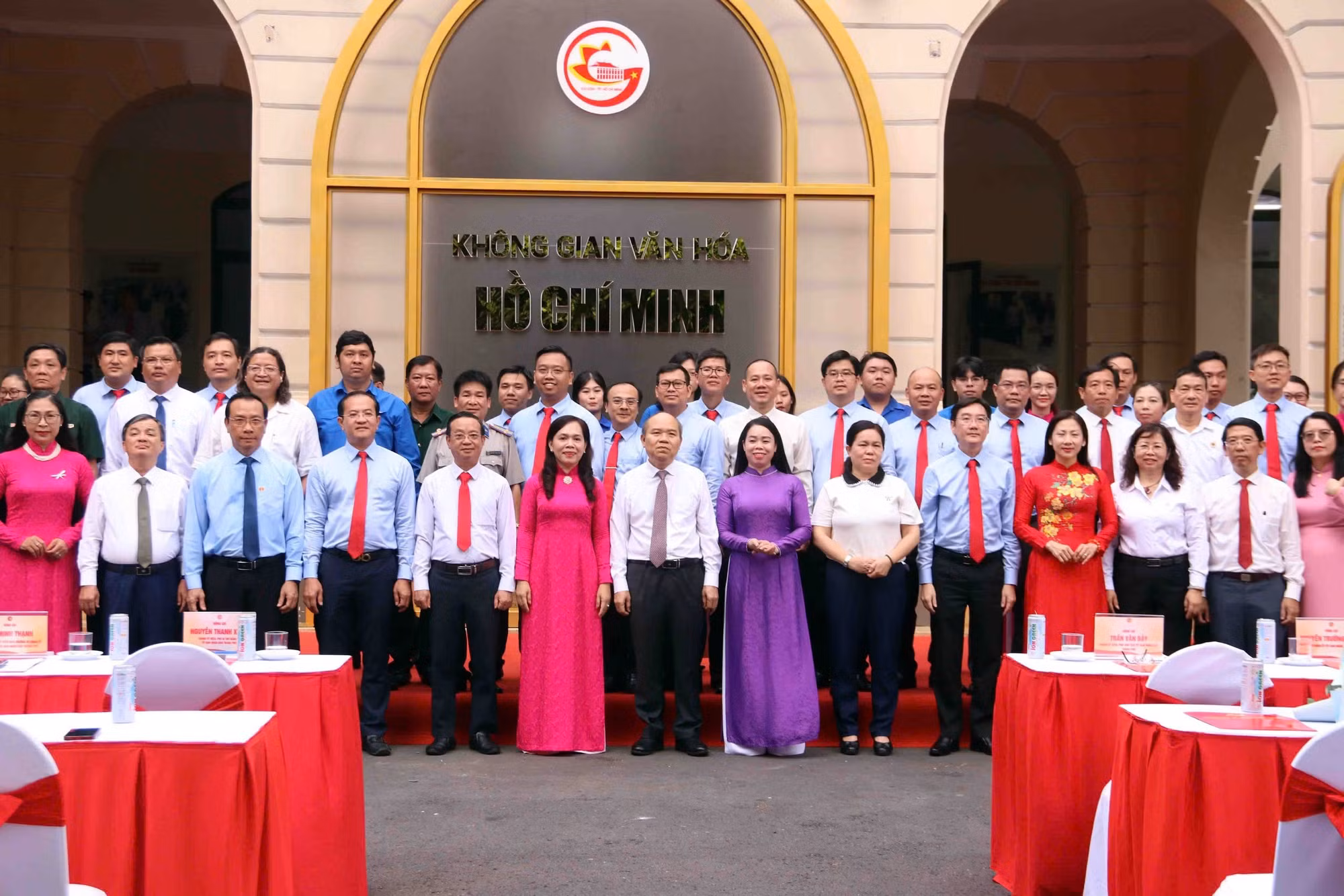 Lãnh đạo UBND TP Hồ Chí Minh cùng các đại biểu tại sự kiện.