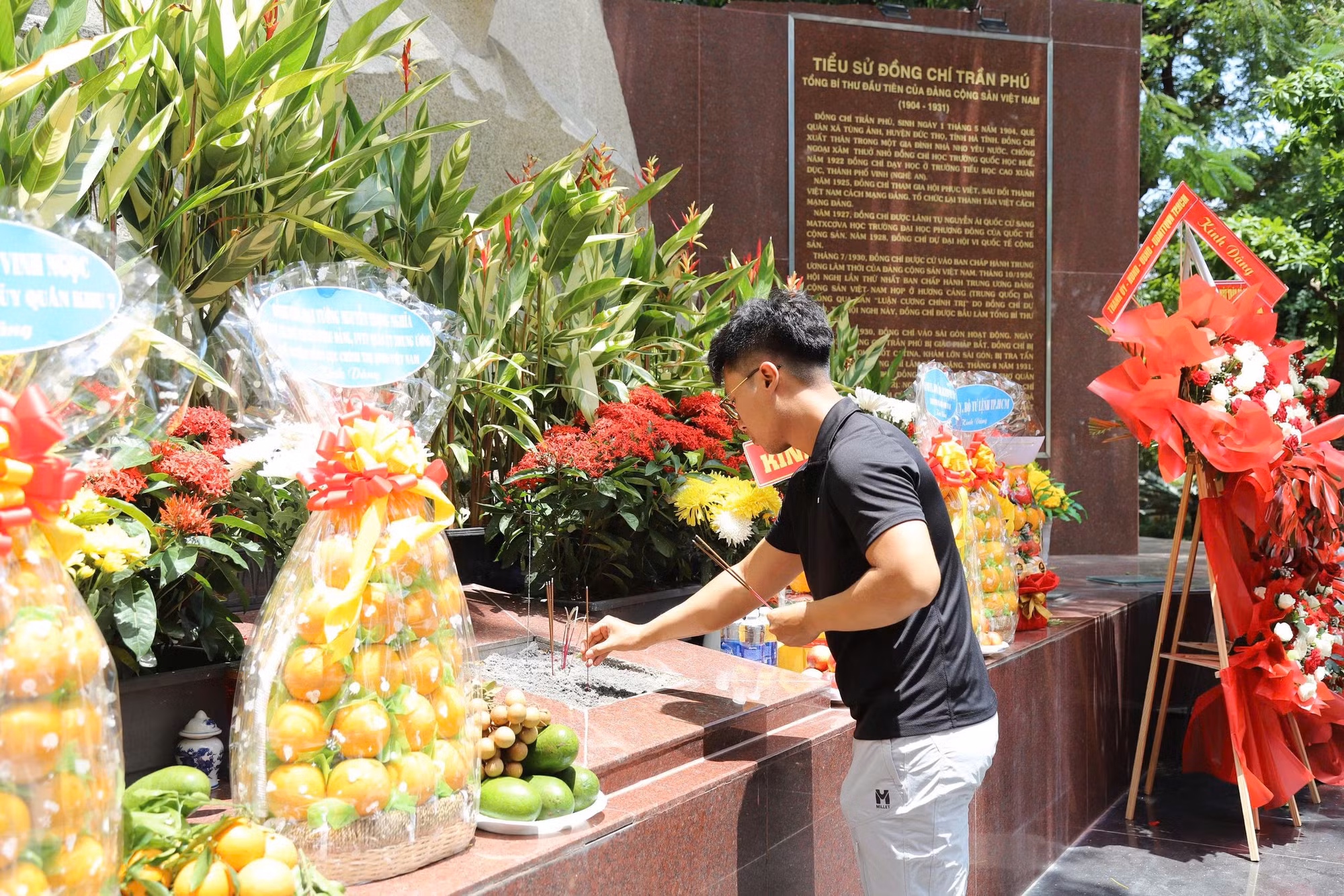 Những nén hương được người dân thành kính thắp lên như lời tri ân gửi đến những người đã ngã xuống vì độc lập, tự do của Tổ quốc.