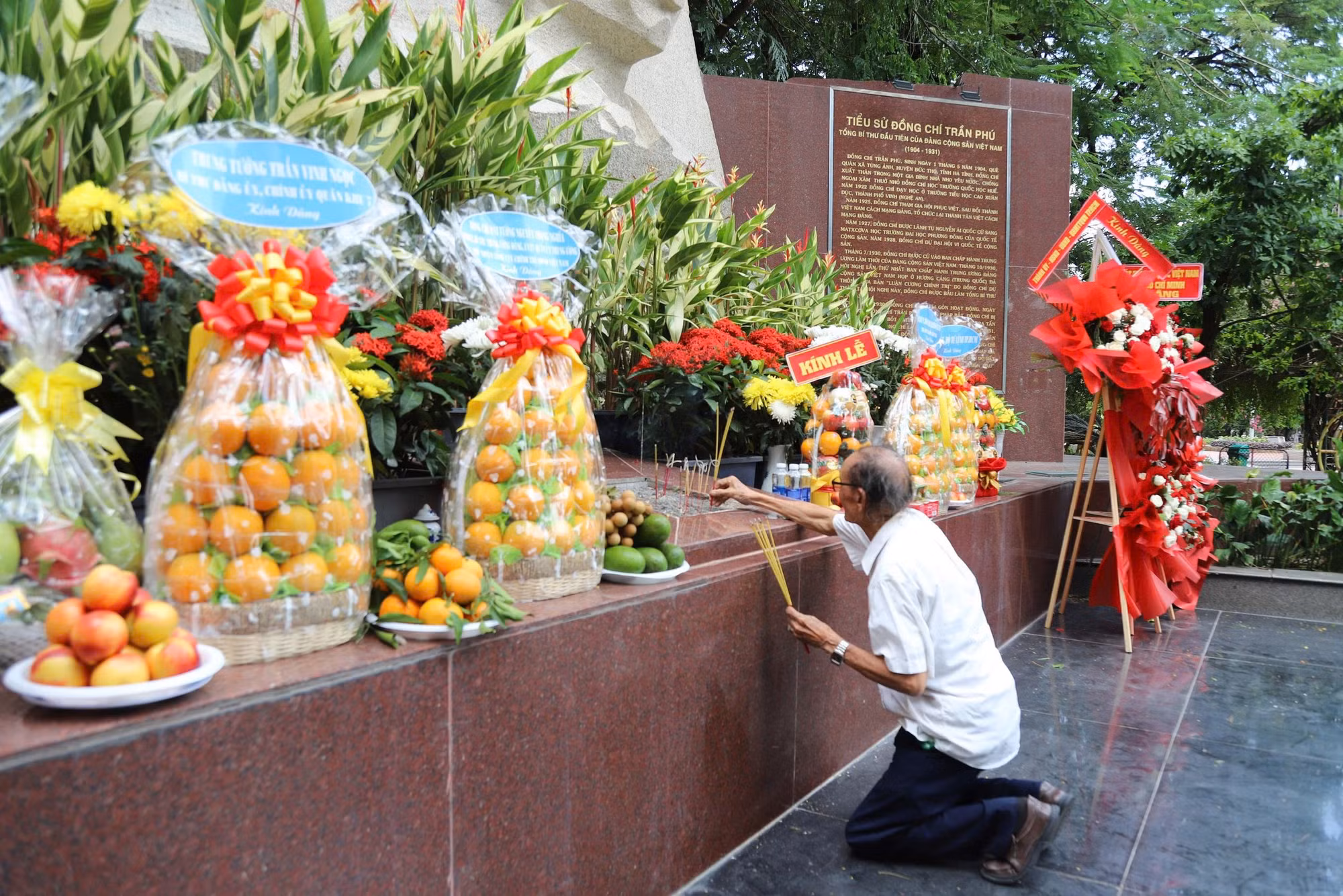 Cựu chiến binh Lê Văn Nhi dâng hương tại Tượng đài Cố Tổng Bí thư Trần Phú.