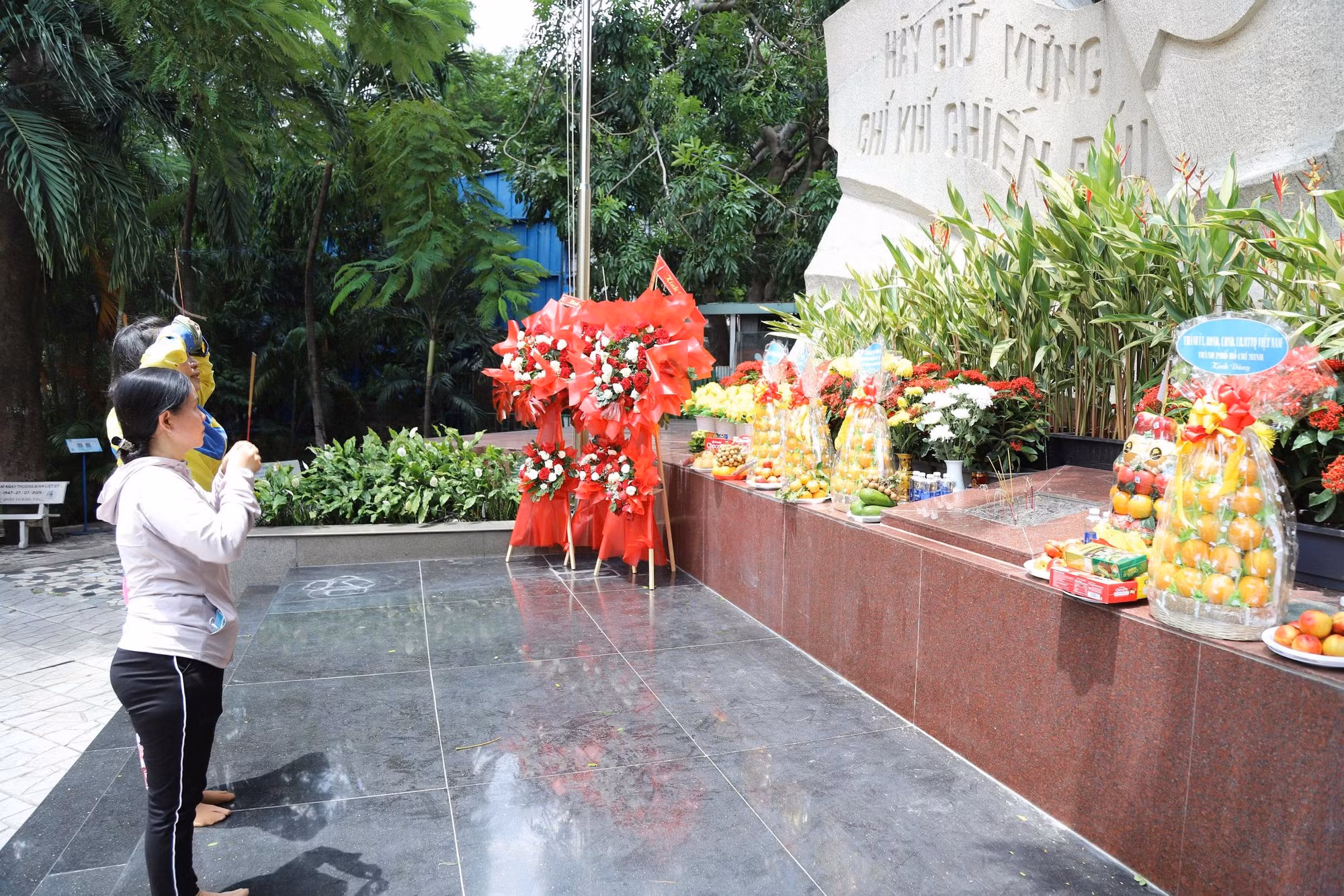 Những nén tâm hương giữa lòng thành phố: Mong các anh sớm trở về với đất mẹ ảnh 4