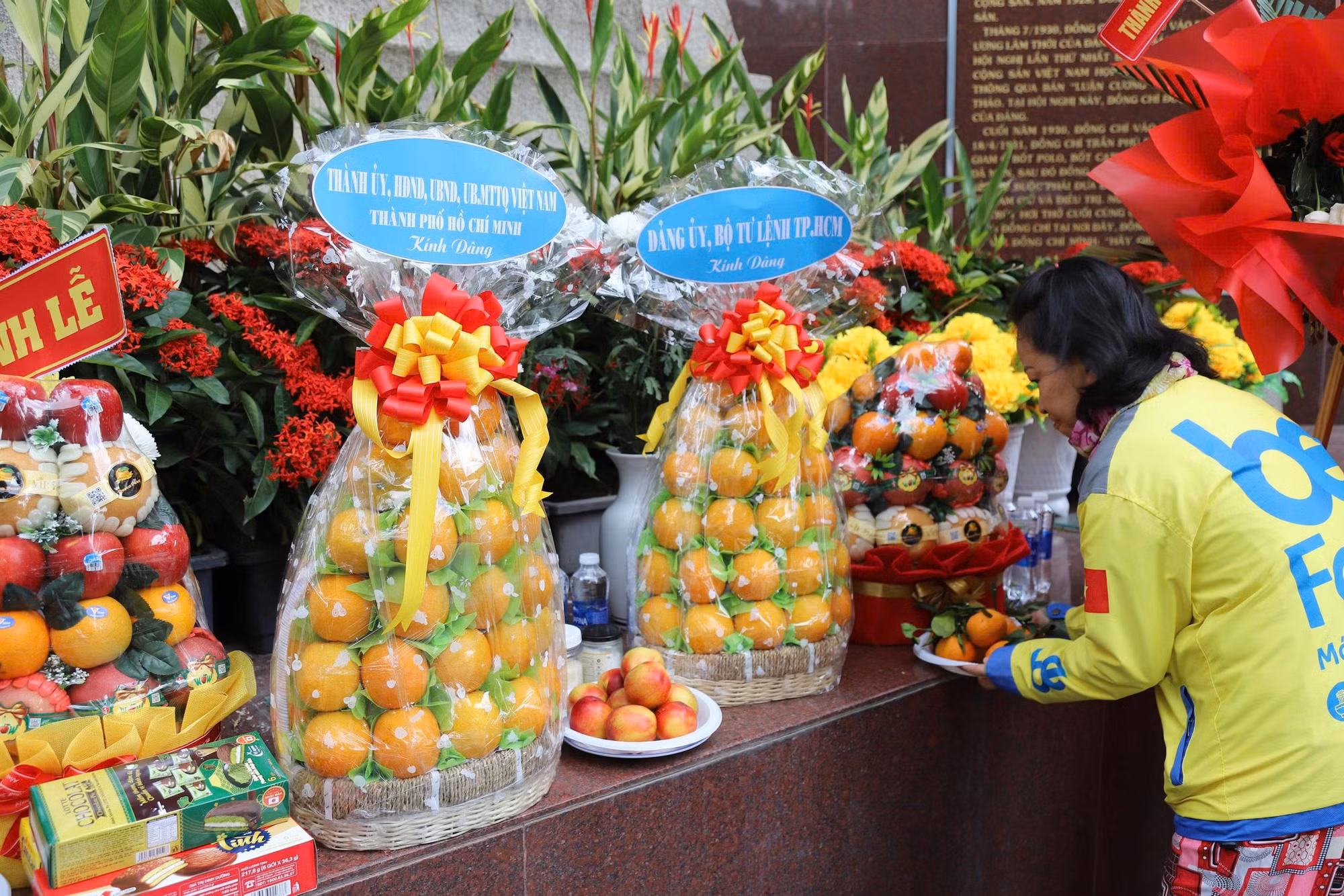 Chị Nguyễn Trịnh Phương Thanh chuẩn bị đồ lễ.