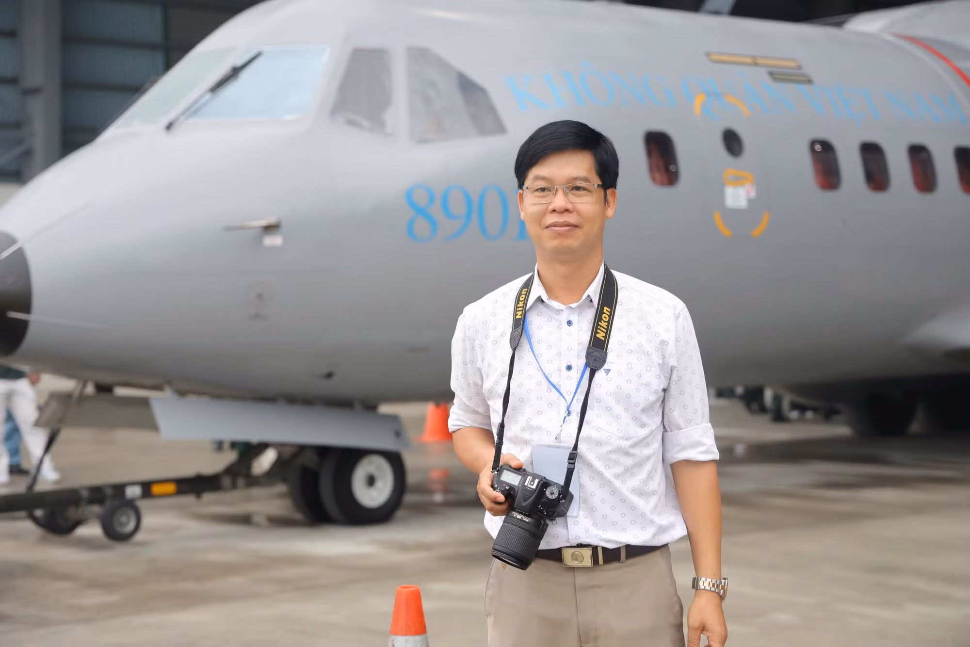 Phóng viên Phạm Phú Lữ tại buổi lễ dâng hoa, dâng hương và thực hiện nghi thức đưa các mẫu sinh phẩm hài cốt liệt sĩ lên máy bay, vận chuyển ra Hà Nội phục vụ giám định ADN (sân bay quân sự Tân Sơn Nhất).