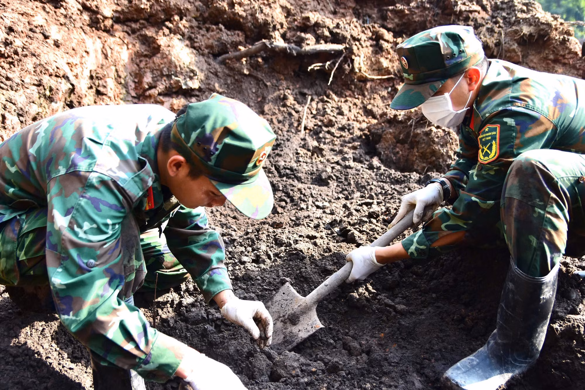 Tiếp tục phát hiện thêm nhiều hài cốt liệt sĩ tại Công viên Lê Thị Riêng ảnh 2