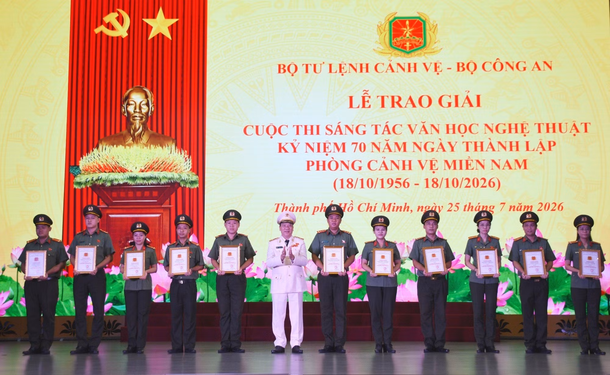 Nhân dịp này, Thiếu tướng Phạm Văn Hùng, Phó Tư lệnh Bộ Tư lệnh Cảnh vệ đã trao giải cuộc thi sáng tác văn học nghệ thuật kỷ niệm 70 năm Ngày thành lập Phòng Cảnh vệ miền Nam.