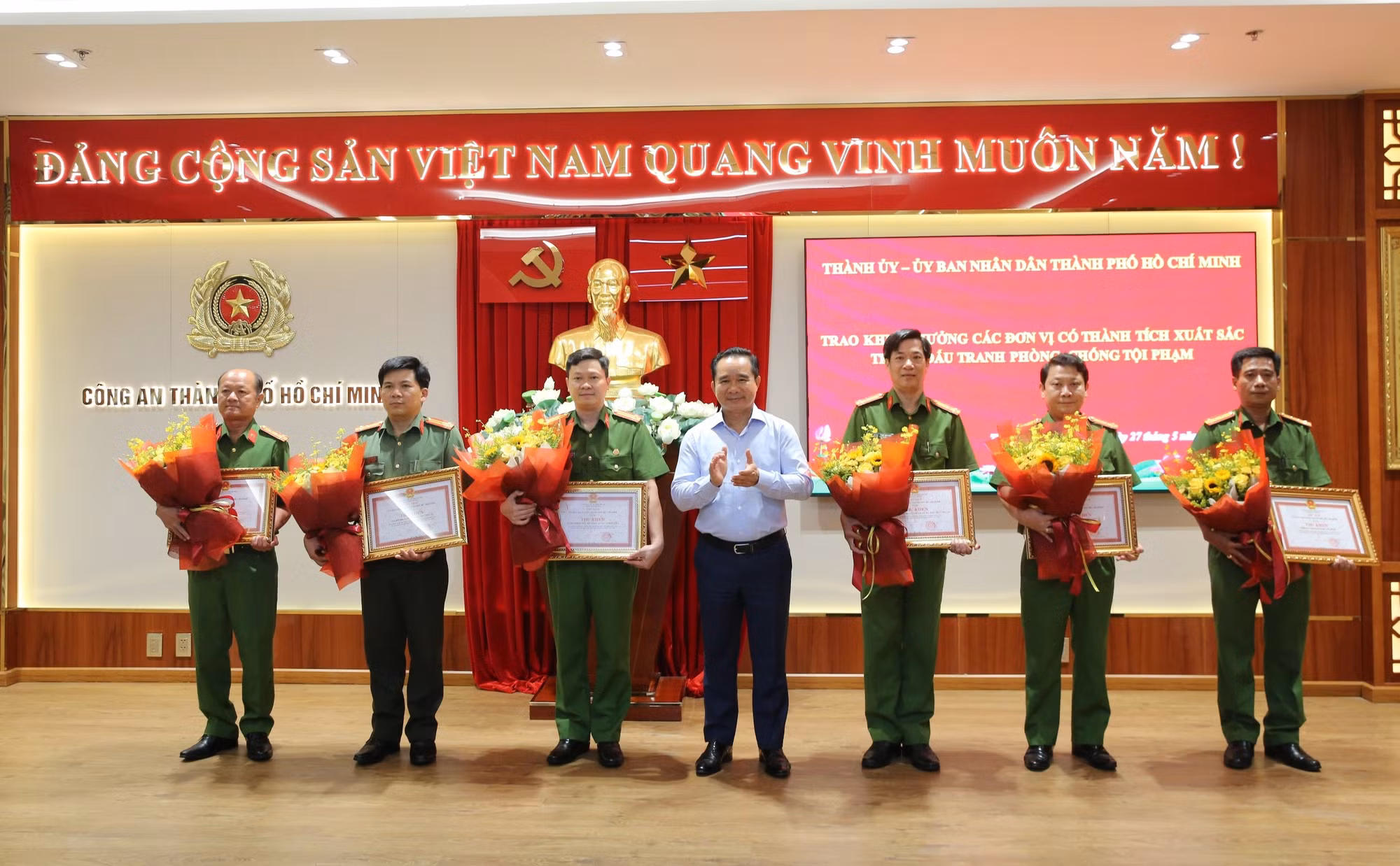 Đồng chí Nguyễn Văn Được trao Thư khen và tặng hoa cho 6 đơn vị.