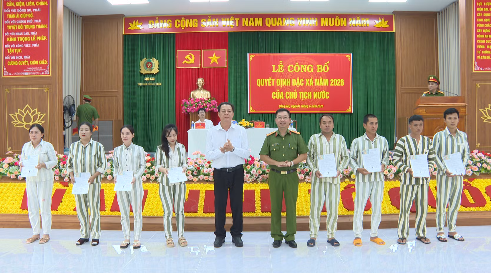 Đại tá Nguyễn Bá Nam, Giám thị Trại giam Tống Lê Chân trao quyết định đặc xá cho các phạm nhân.