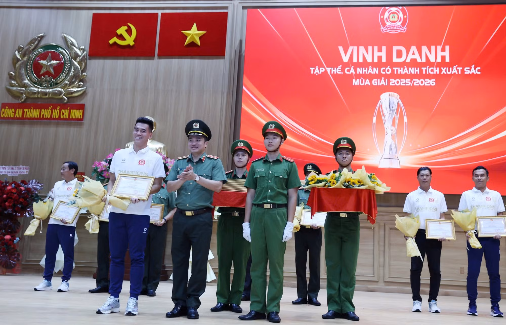 Trung tướng Mai Hoàng, Giám đốc Công an TP Hồ Chí Minh trao khen thưởng cho huấn luyện viên và cầu thủ.