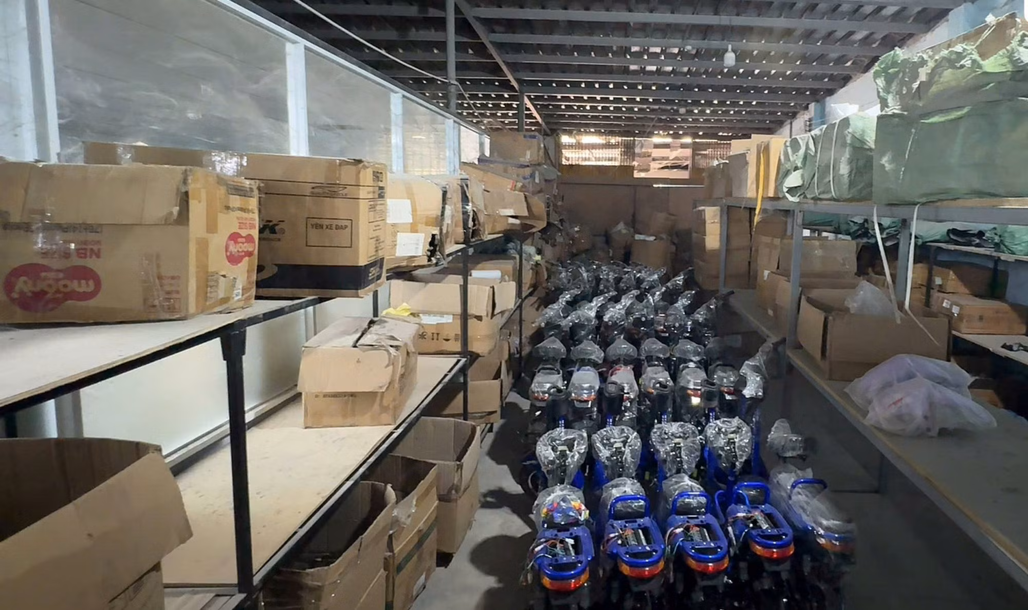 Lực lượng chức năng ghi nhận hàng trăm xe điện chưa xuất trình được giấy tờ liên quan...