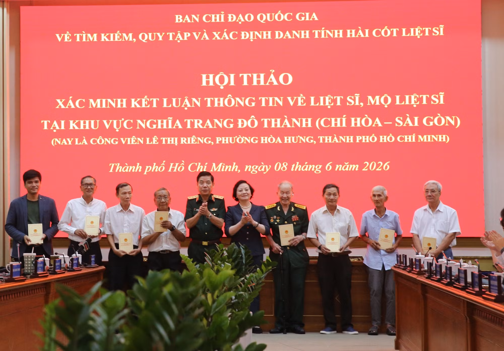 Phó Thủ tướng Phạm Thị Thanh Trà và Thứ trưởng Bộ Quốc phòng Nguyễn Văn Gấu trao quà tặng cho thân nhân gia đình liệt sĩ và các nhân chứng.