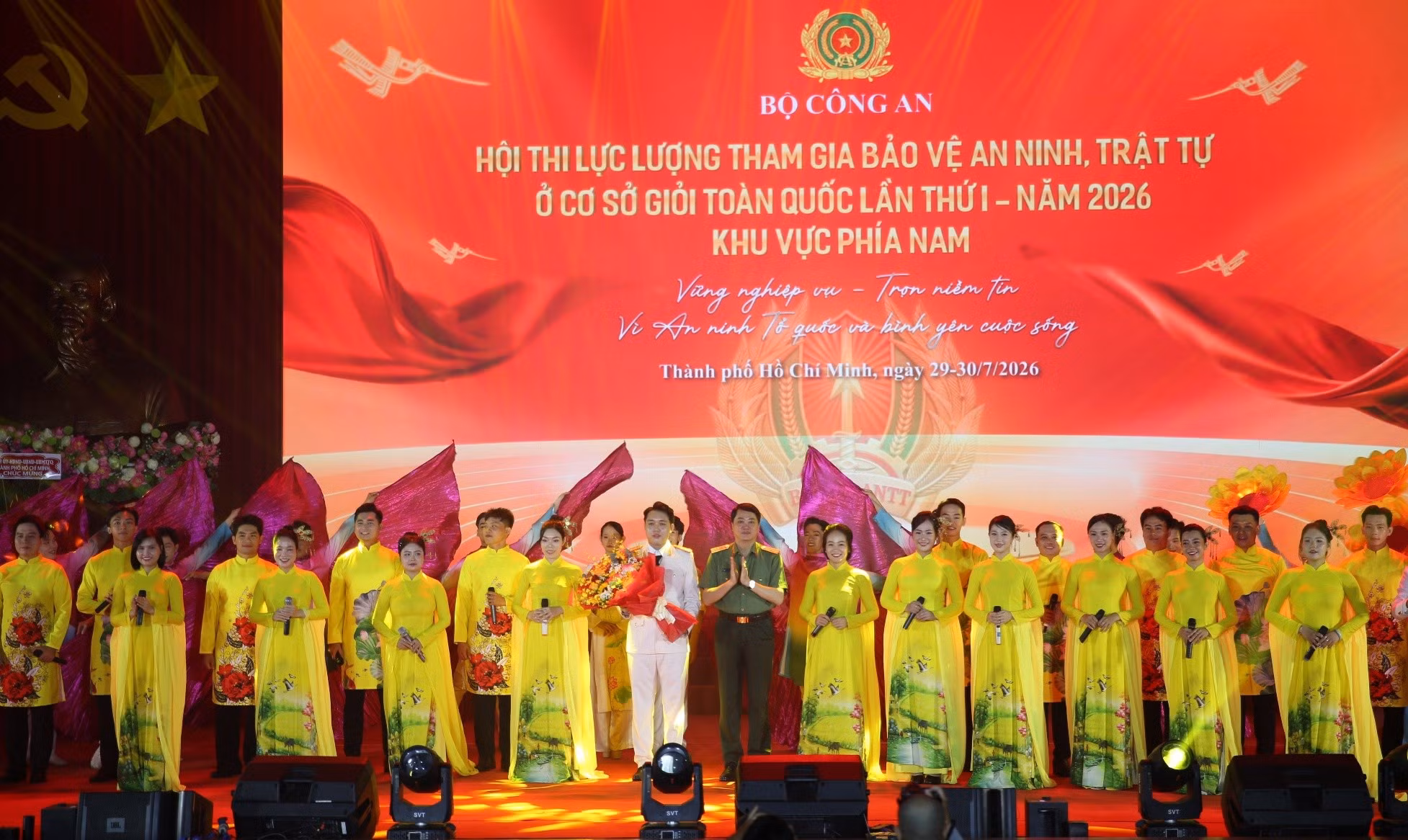 Thiếu tướng Nguyễn Viết Giang tặng hoa chúc mừng các thành viên đội văn nghệ chào mừng hội thi.