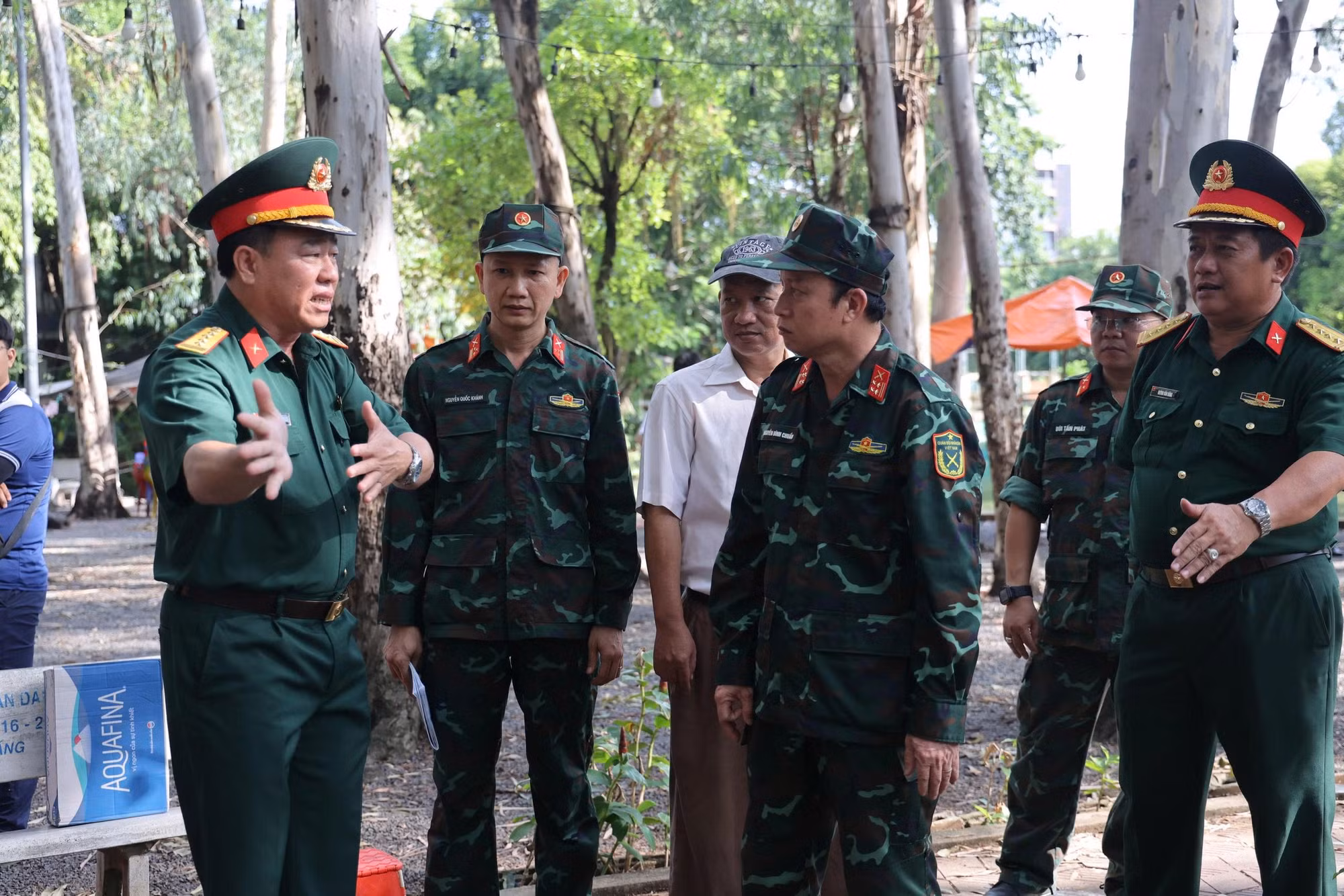 Lãnh đạo Quân Khu 7 cùng Bộ Tư lệnh TP Hồ Chí Minh và nhóm nghiên cứu trao đổi về công tác tìm kiếm vị trí các khu vực nghi có rãnh mộ tập thể...