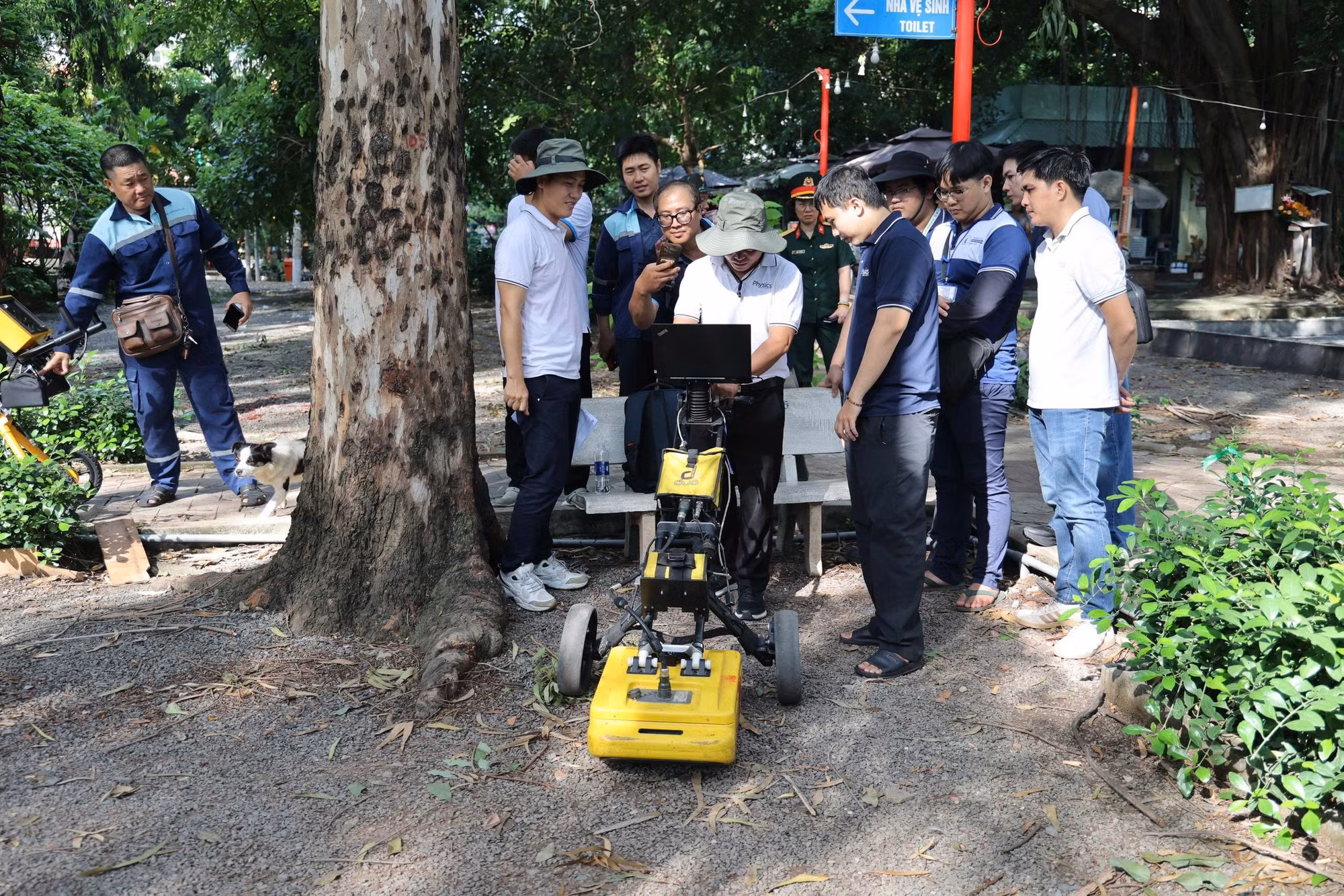 Máy rada xuyên đất của Trường Đại học Khoa học Tự nhiên được sử dụng trong quá trình thăm dò, tìm kiếm mộ tập thể liệt sĩ tại Công viên Lê Thị Riêng.