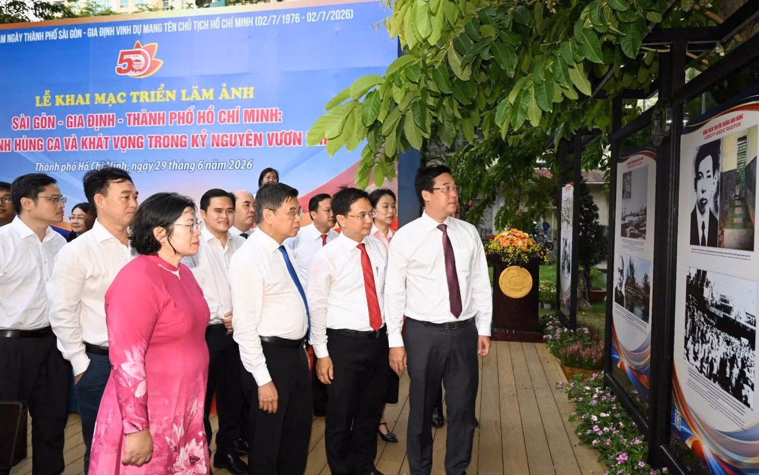 Lãnh đạo Thành ủy, UBND TP Hồ Chí Minh cùng các đại biểu tham quan triển lãm.