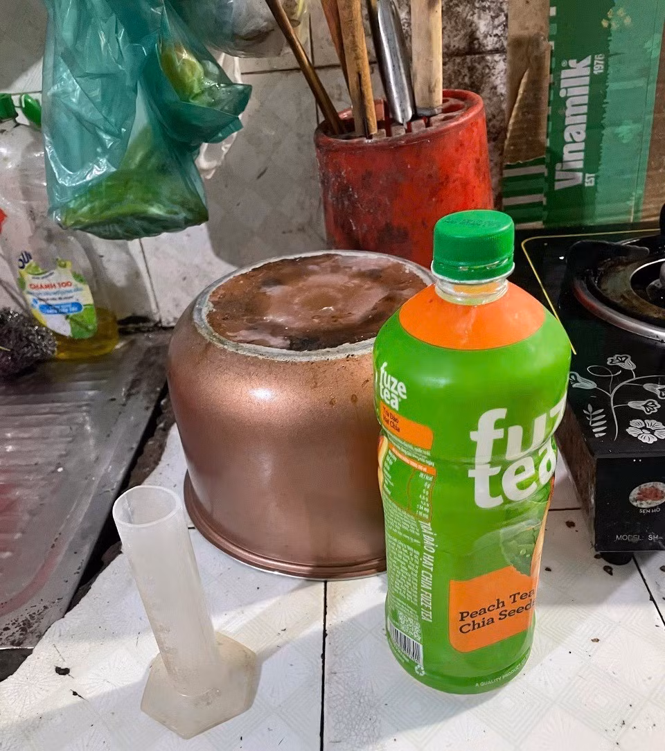 Một số vật dụng chứa dung dịch đã pha chế sẵn (chứa chất 6-Benzylaminopurine).