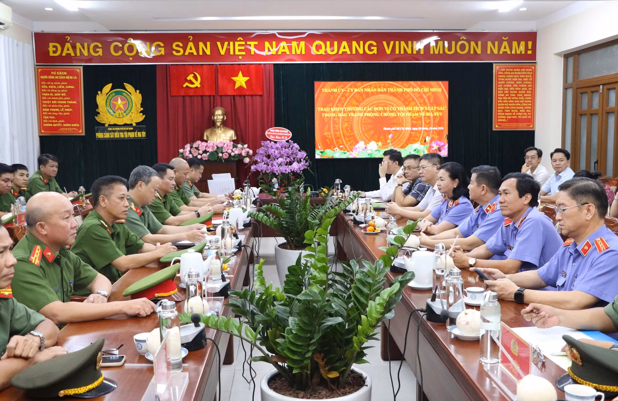 Quang cảnh buổi lễ với sự tham dự của đông đảo các đại biểu sở, ngành.