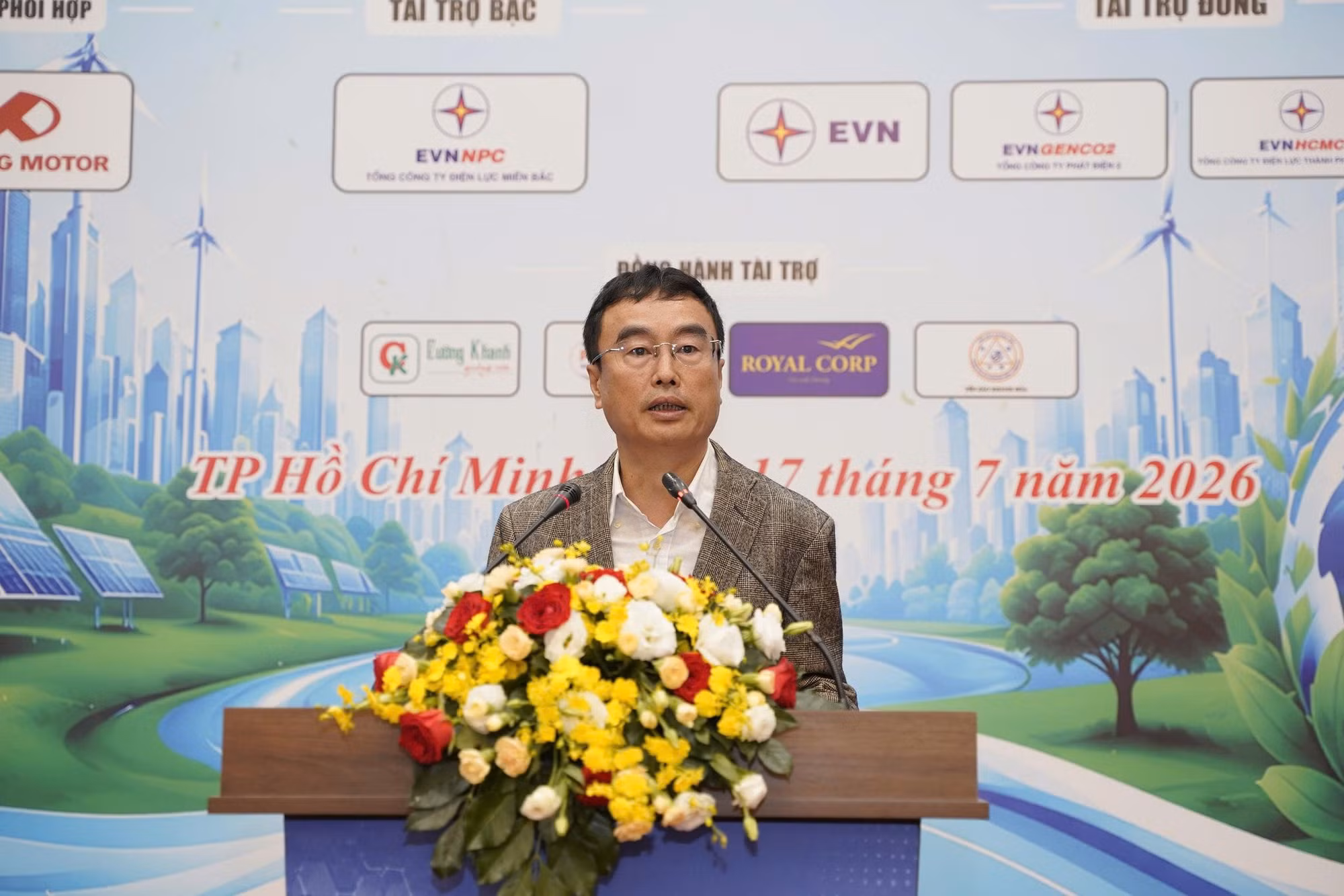 GS.TS Võ Xuân Vinh phát biểu tham luận.