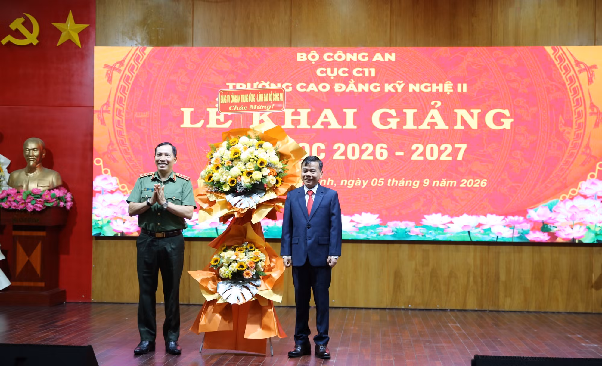 Thứ trưởng Lê Văn Tuyến tặng hoa chúc mừng Nhà trường.
