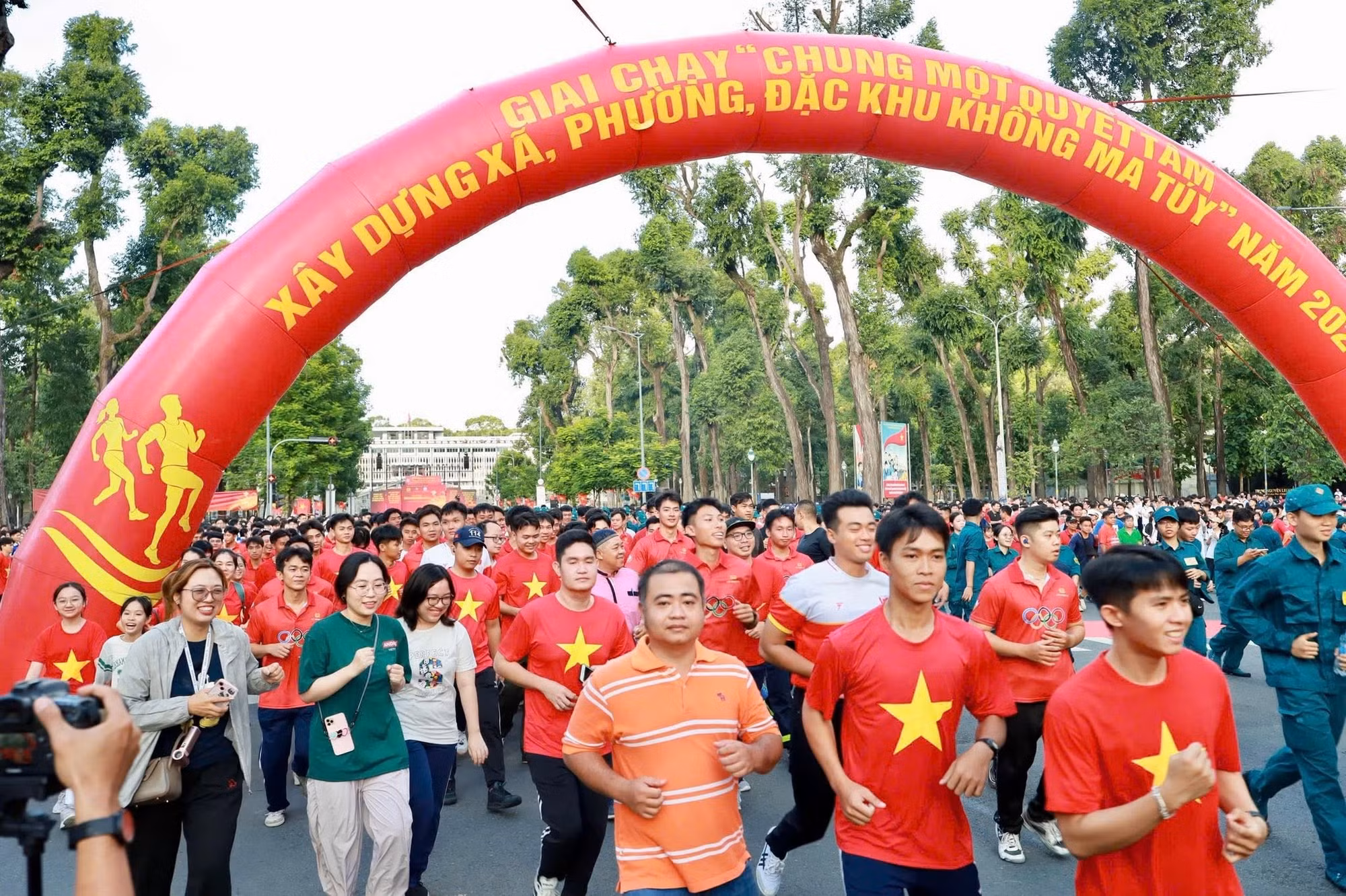 Hơn 8.300 người dân, vận động viên tham gia giải chạy biểu dương lực lượng...