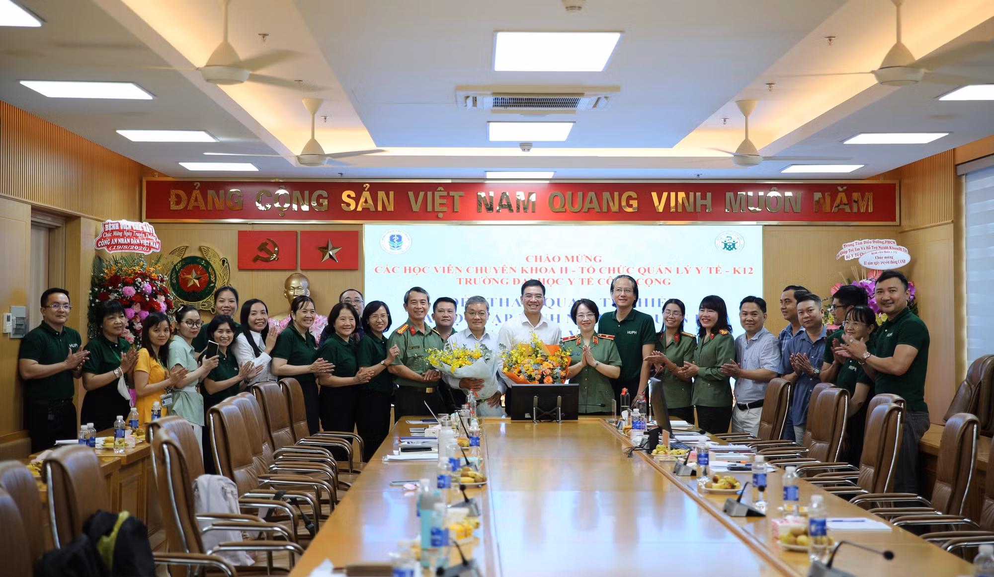 Lãnh đạo các đơn vị cùng cán bộ chiến sĩ, nhân viên.