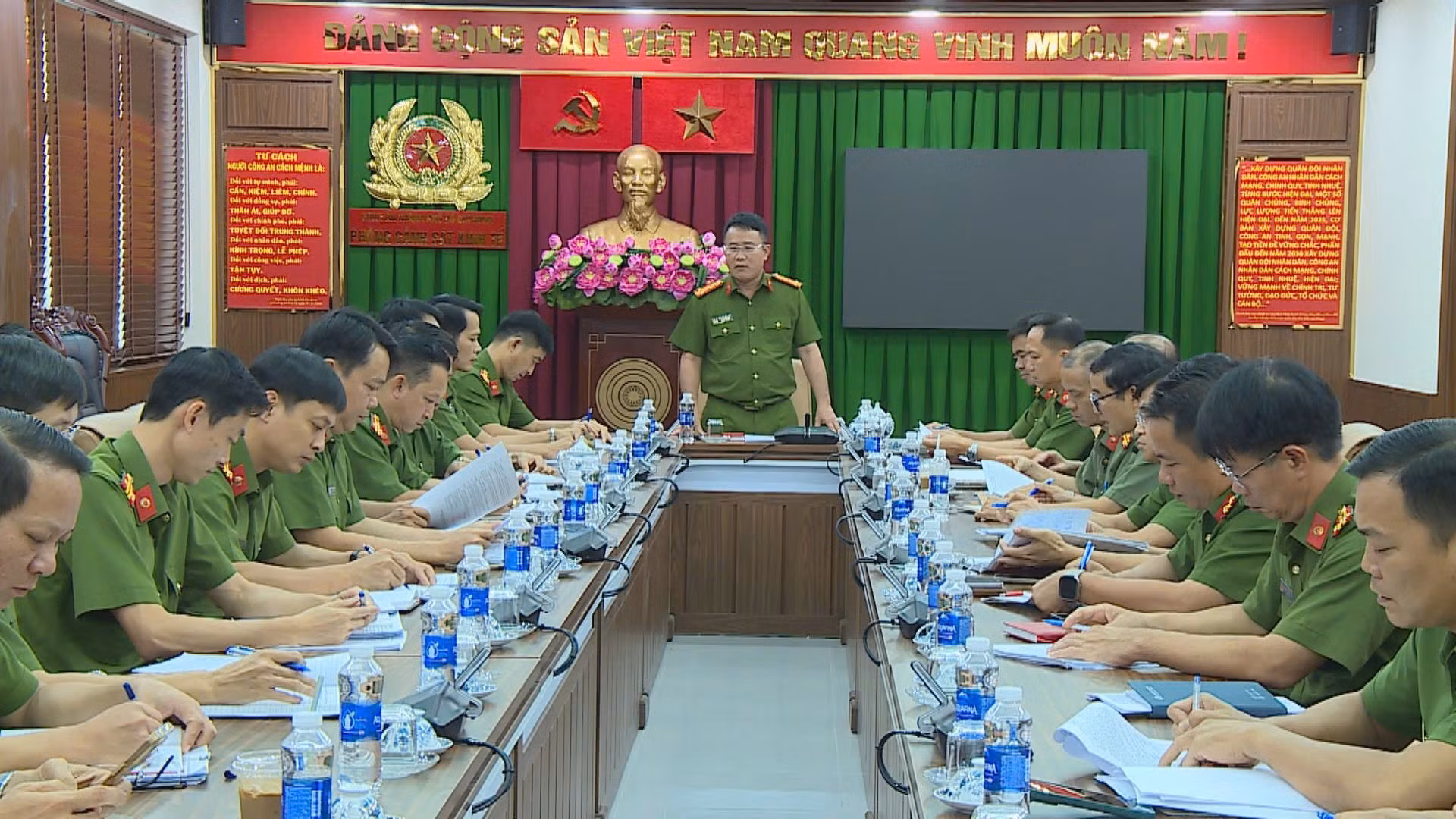 Ban chuyên án họp án.