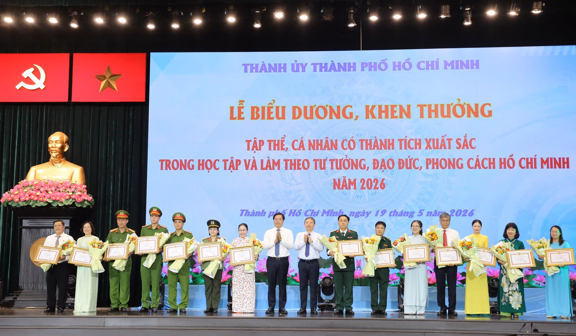 Nhiều tập thể, cá nhân thuộc Công an TP Hồ Chí Minh và các địa phương được khen thưởng.