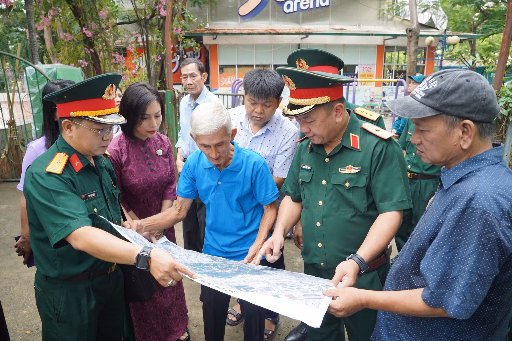 Đoàn Công tác Bộ Tư lệnh TP Hồ Chí Minh do Thiếu tướng Nguyễn Thành Trung, Chính ủy Bộ Tư lệnh thành phố làm trưởng đoàn, khảo sát tại Công viên Văn hóa Lê Thị Riêng.