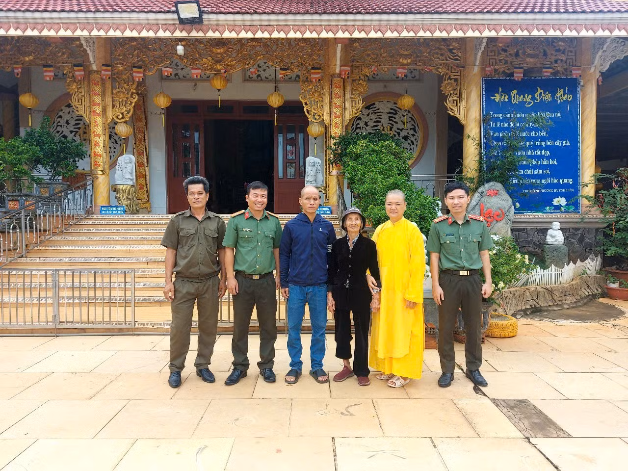 Công an phường Tân Thành và sư trụ trì Tịnh xá Ngọc Quang cùng mẹ con bà Liên.