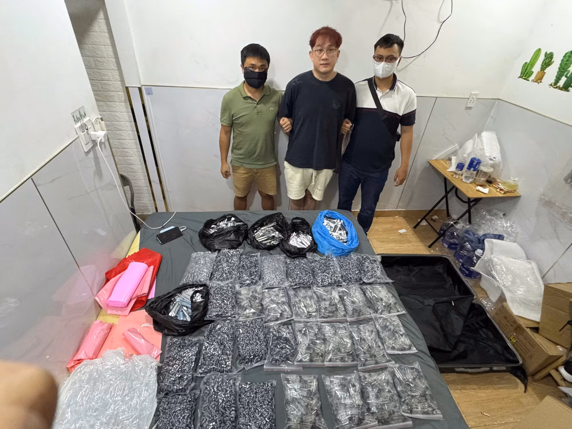 Tiếp tục triệt phá phá đường dây ma túy Etomidate “đội lốt” pod chill