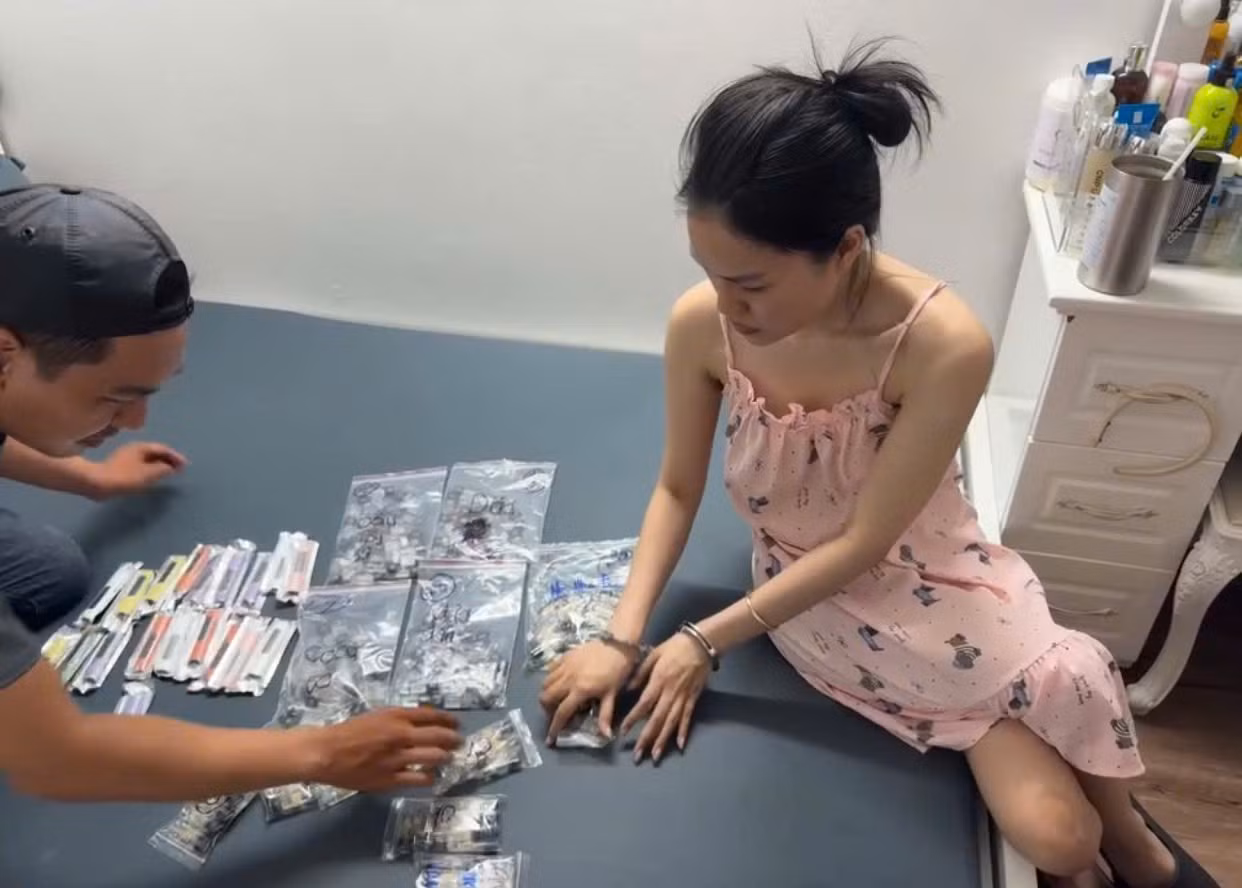 Một đối tượng nữ trong đường dây cùng tang vật.