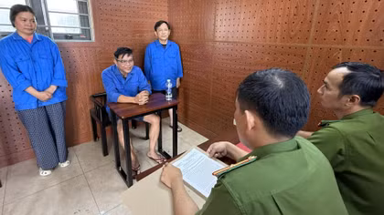 Điều tra viên tiến hành lấy lời khai các đối tượng.