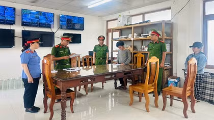 Cơ quan điều tra tiến hành tống đạt các quyết định khởi tố đối với Trương Chí Linh.