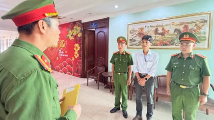 Cơ quan điều tra tiến hành tống đạt các quyết định đối với Trần Đình Hải.