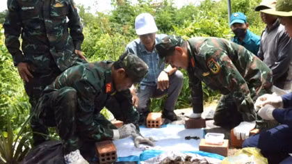 Công tác tìm những di vật được tiến hành một cách tỉ mỉ, thận trọng.