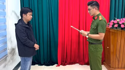 Khởi tố giám đốc sản xuất hàng nghìn chai thuốc bảo vệ thực vật giả