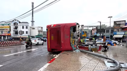 Lật xe khách giường nằm, 2 người tử vong, nhiều người bị thương