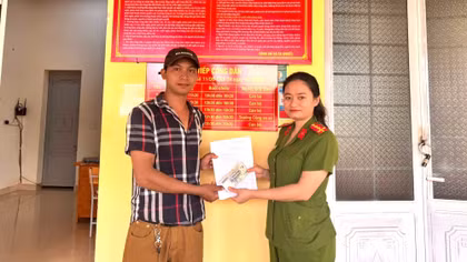 Nhặt được bọc tiền trên đường, mang đến nhờ Công an tìm người đánh rơi