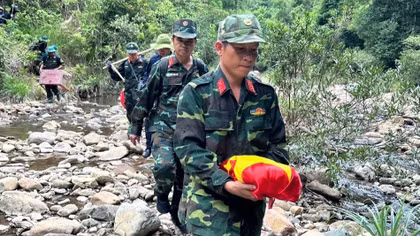 Sau một ngày tìm kiếm, lực lượng chức năng đã tìm thấy 2 phần mộ liệt sĩ và tiến hành đưa các anh về an táng.