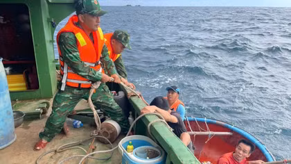 Cứu 12 thuyền viên trên tàu cá bị chìm giữa biển