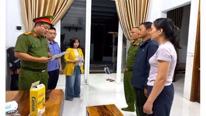 Bắt cán bộ kiểm lâm bảo kê cho “vàng tặc” khai thác trái phép