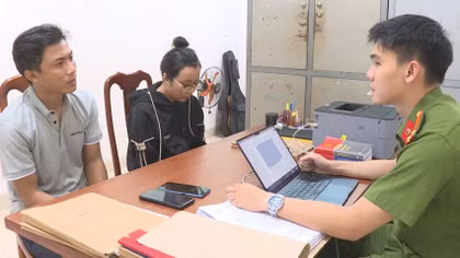 Cặp tình nhân chuyên lừa mua hàng, tạo chuyển tiền giả để chiếm đoạt 