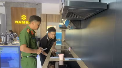 Bị khởi tố vì "biến" bếp điện từ Trung Quốc thành các hãng nổi tiếng để thu lợi