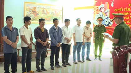 Cơ quan điều tra tiến hành tống đạt các quyết định đối với các bị can.